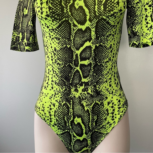 Guess Neon Lime Green Snake Animal Print Cut Out Bodysuit Short Sleeve Size XS - Picture 4 of 8